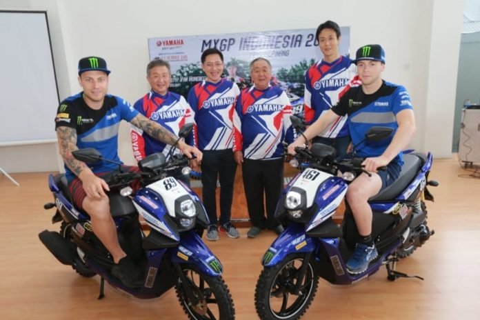Jeremy Van Horebeek (kiri) dan Romain Febvre (kanan) berfoto bersama Management PT Yamaha Indonesia Motor Manufacturing (YIMM) dan Main Dealer Yamaha CV Sumber Jadi