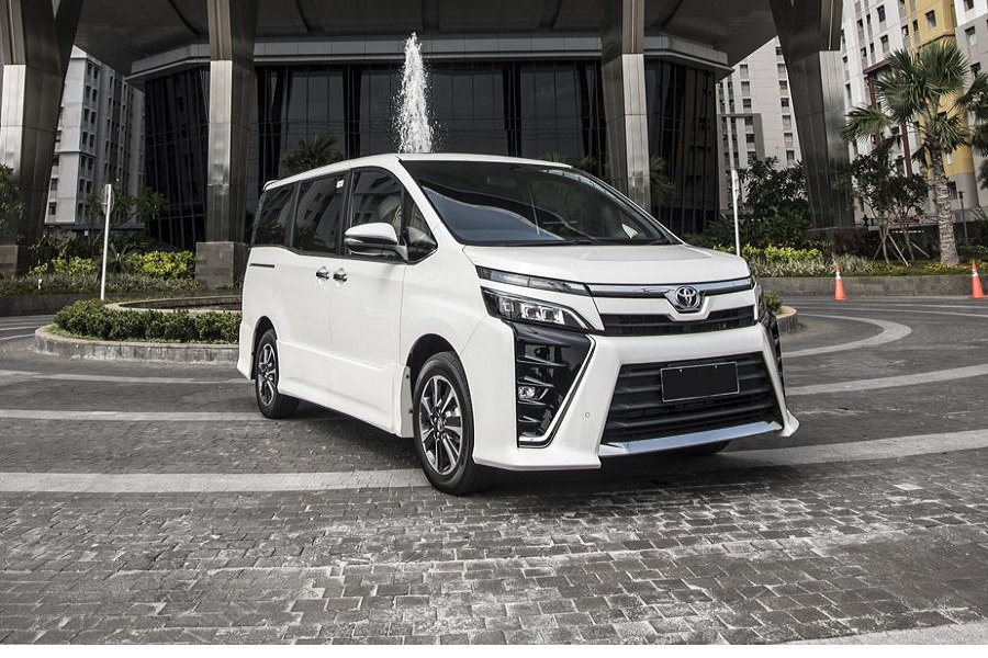 Bikin Tercengang! Toyota Voxy Terbaru Bikin Nissan Serena K27 Terlihat Biasa Saja!