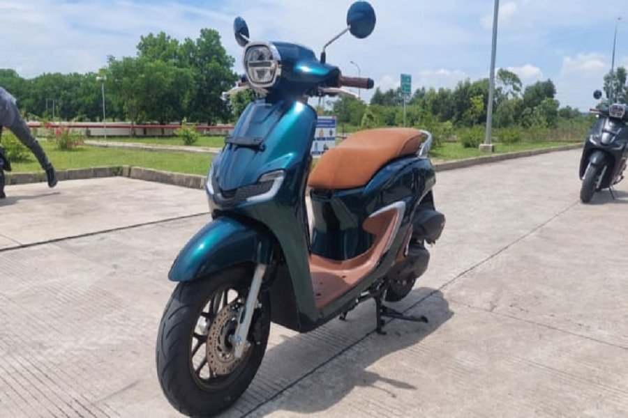 Berkilau di Jalanan Honda Stylo 160 2024, Skutik Retro yang Memikat Hati Mahasiswi dengan Harga Terjangkau!