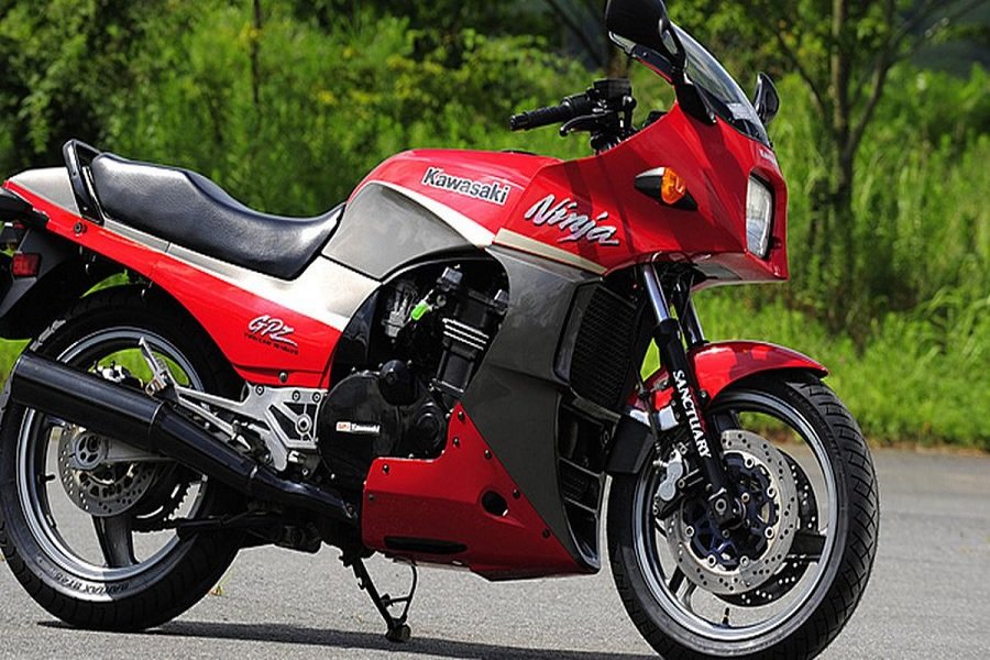 Rahasia Kesuksesan Motor Legendaris Kawasaki GPZ900R 'Pesawat Tempur' Tahun 80-an yang Tetap Menggemparkan!