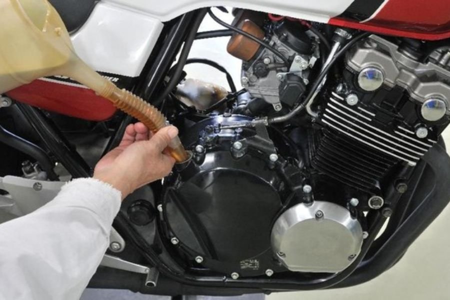 Cara Ganti Oli Mesin Motor Sendiri di Rumah, Gampang Banget tapi Jangan Asal Tuang!