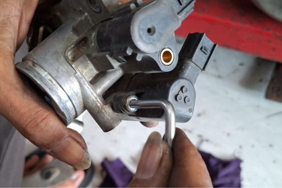 Baut Motor Keras Banget? Coba Buka Pakai Kunci T Panjang, Dijamin Gak Grepes!