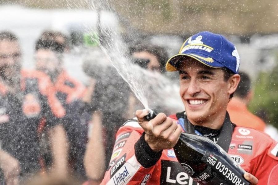 Legenda MotoGP Giacomo Agostini Bela Marc Marquez dari Serangan Fans Italia: “Dia Bisa Lampaui Saya!”