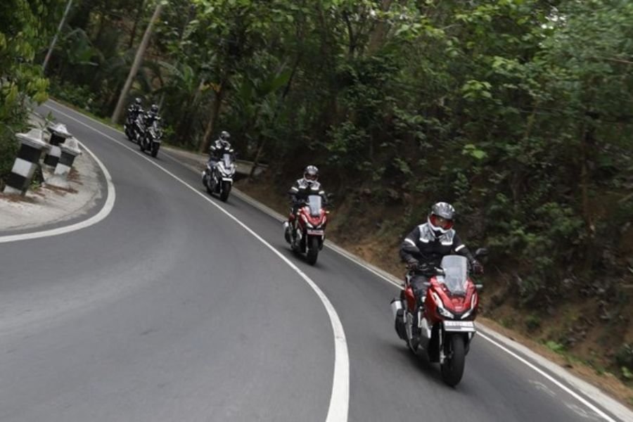 Hati-Hati! Begini Cara Ngerem Motor Matic di Turunan agar Tidak Celaka