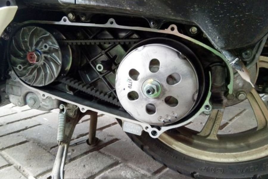Masih Gredek Padahal Kampas Ganda Baru? Ini Biang Keroknya di CVT Motor Matic!