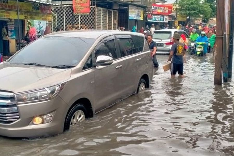 Batas Aman Terjang Banjir Pakai Mobil, Lebih dari Ini Siap-Siap Mesin Mogok!