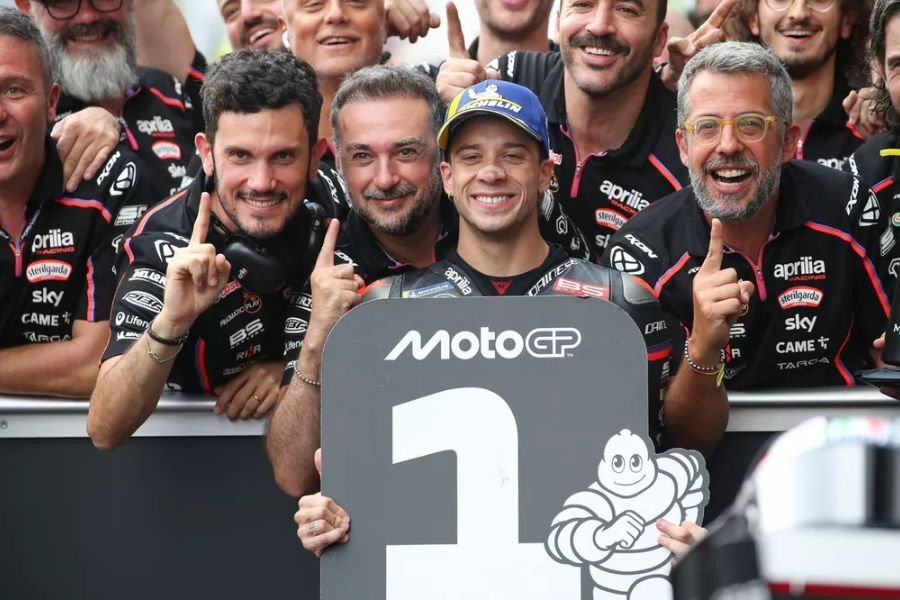 Drama Kualifikasi MotoGP Austria 2025: Bezzecchi Raih Pole Berkat “Bantuan” Rossi, Marquez Crash di Tikungan 2!