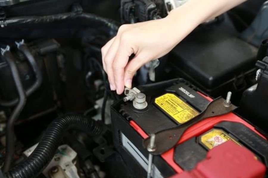 Aki Kering Mobil Sering Minta Disetrum Ulang? Ini Penyebab Sebenarnya!