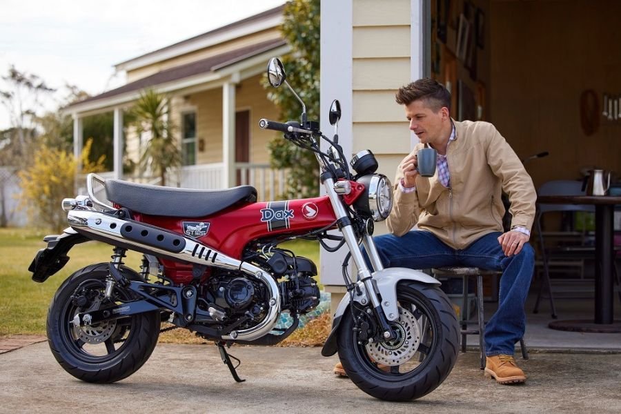 Sisi Unik Honda ST125 Dax: Logo Dachshund dan Aksen T-Shape yang Tetap Ikonik
