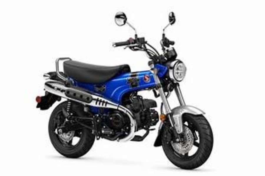 Foto Eksklusif Honda ST125 Dax Pearl Glittering Blue Visual Retro yang Menawan