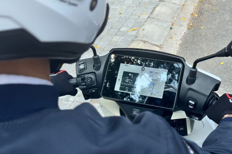 Bahaya Fatal Hilang Konsentrasi! Begini Cara Aman Bikers Gunakan Aplikasi Navigasi