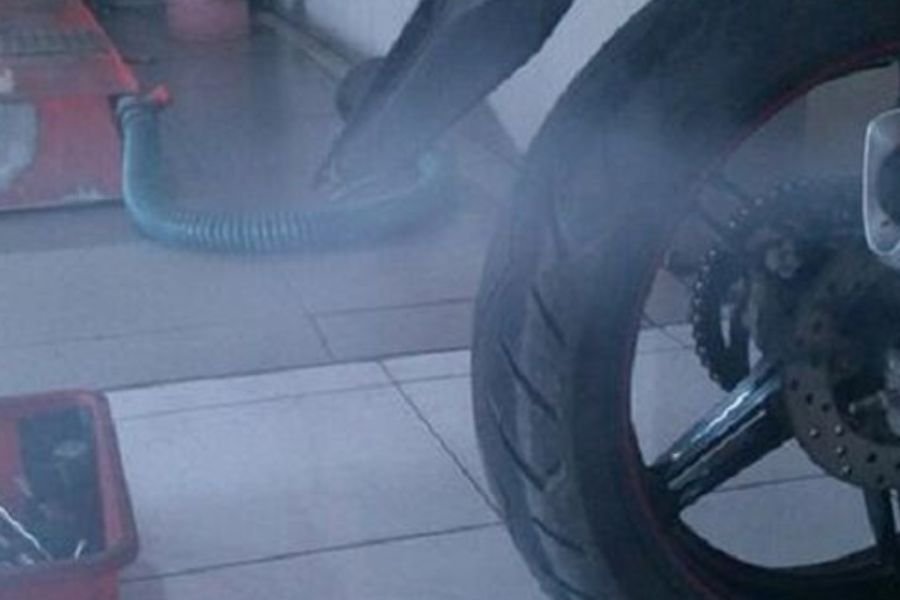 Ini Sebabnya Knalpot Motor Tetap Ngebul Asap Walau Rajin di Servis, Ternyata Bukan Cuma Piston!