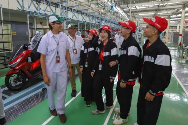 Finalis AHM Best Student 2025 Terpesona Kunjungan Pabrik Honda Deltamas: Belajar Langsung Proses Produksi Sepeda Motor