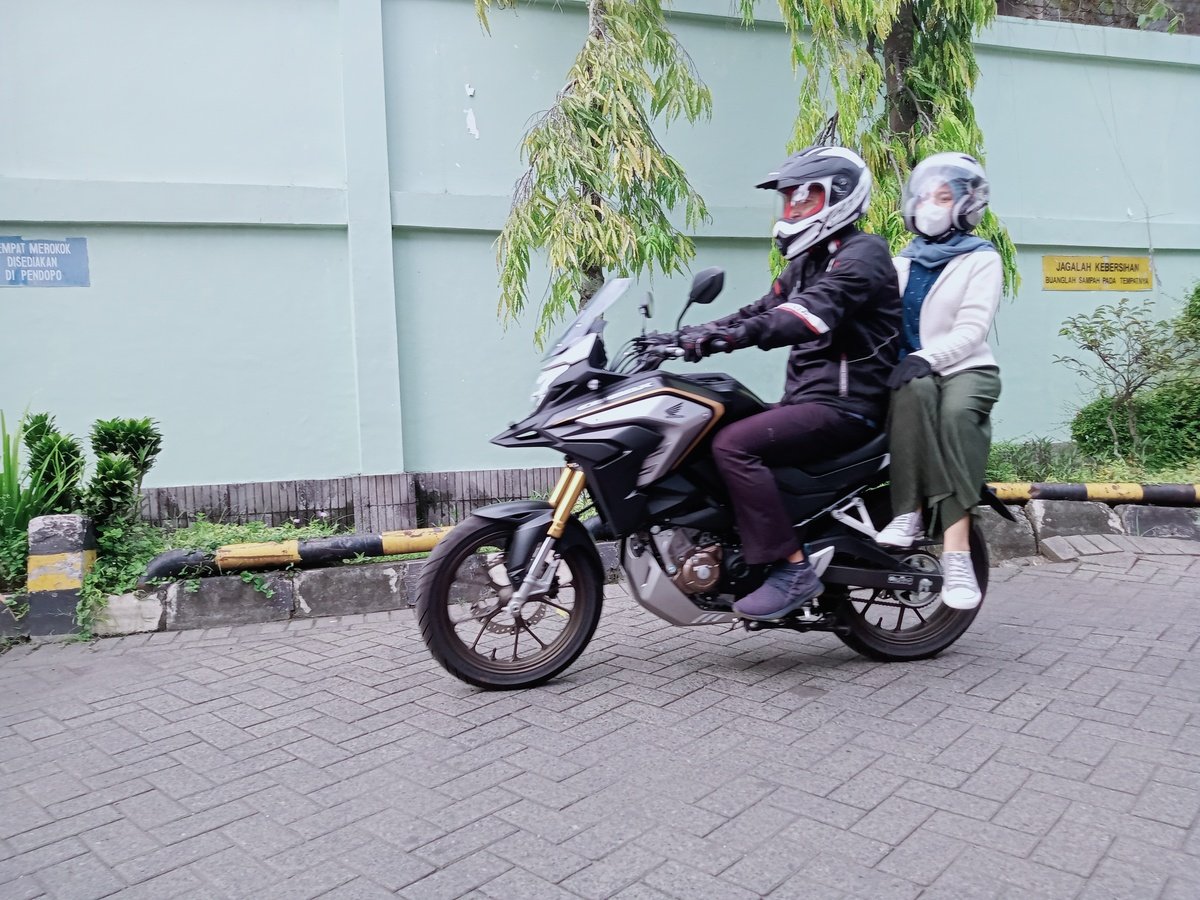 Bahaya Bonceng Menyamping: Ini 5 Cara #Cari_Aman agar Tidak Celaka di Jalan!