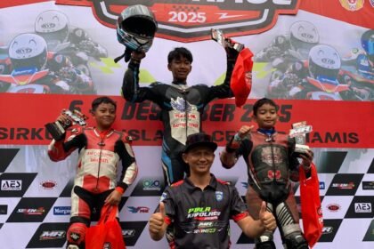 Tim Honda WH19 meraih triple podium di kelas Bebek 4T 150cc U12 Mr Pulley Open Road Race. Dominasi kuat dan performa solid para pembalap muda mencuri perhatian.