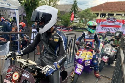 Ikuti keseruan Mr Pulley Open Road Race 2025 di Ciamis! Uniknya, kelas Vespa 2T hadir memukau penonton dengan aksi balap yang penuh strategi dan nostalgia.