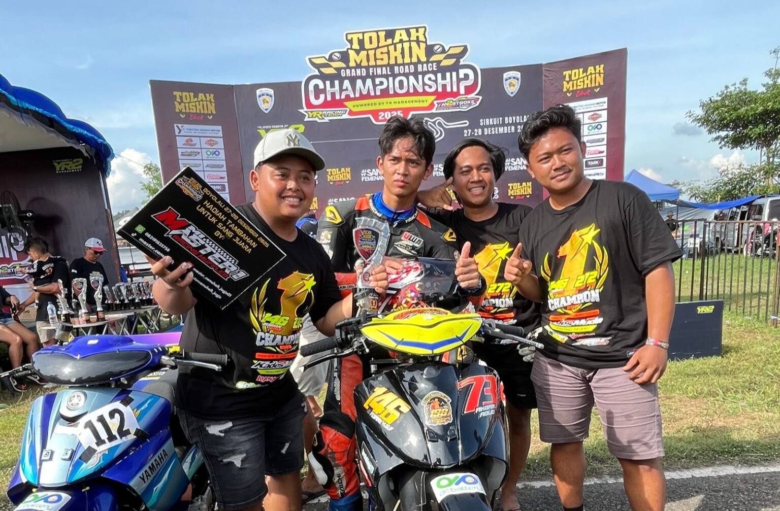 Akbar Abud kembali tampil dominan dengan menjuarai kelas Bebek 4T TU 130 Ex MP2 di Final Tolak Miskin Road Race 2025. Start terdepan hingga finish pertama jadi bukti konsistensi.