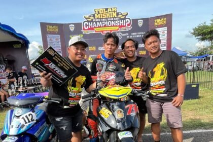 Akbar Abud kembali tampil dominan dengan menjuarai kelas Bebek 4T TU 130 Ex MP2 di Final Tolak Miskin Road Race 2025. Start terdepan hingga finish pertama jadi bukti konsistensi.