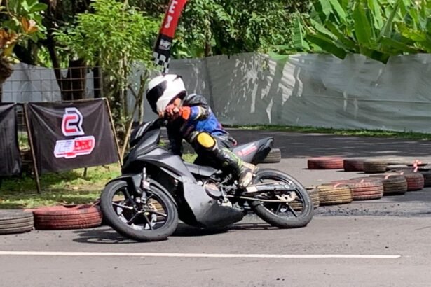 Haikel dari Honda WH19 TUS Racing menjadi yang tercepat di QTT Bebek 4T 150cc U16 pada Mr Pulley Open Road Race Ciamis dengan waktu 42.076 detik. Simak aksi dan sorotan lengkapnya!