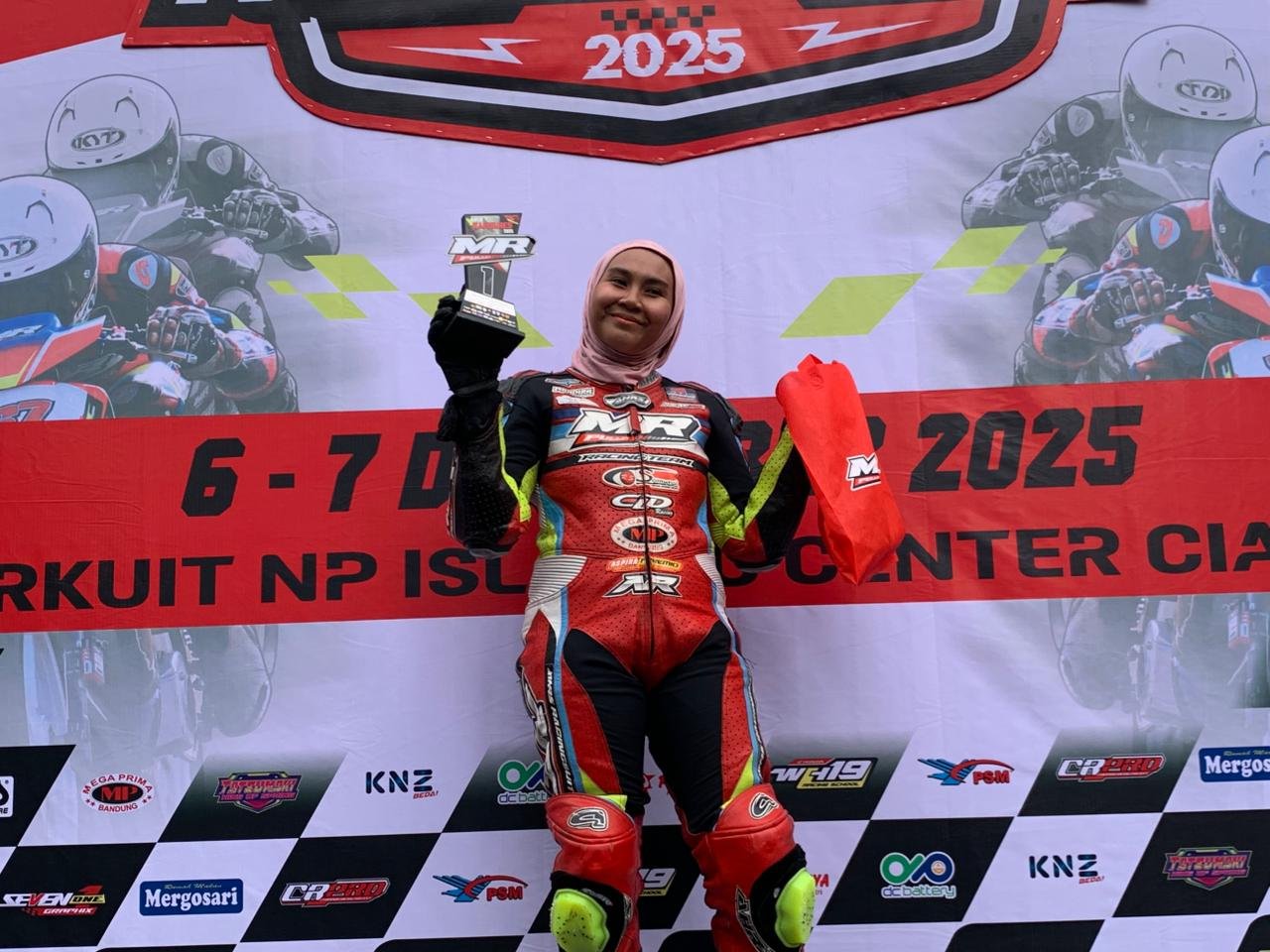 Fisichella dari MR Pulley Racing Team sukses juara di Race 1 kelas Matic 130cc Wanita MR Pulley Open Road Race. Dominasi sejak start hingga finish bikin P1 jadi miliknya.