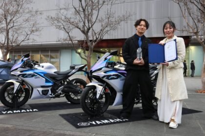 Yamaha Indonesia kembali mengharumkan nama bangsa. Warna Blue Cybercity pada Yamaha R25/YZF-R3 sukses meraih Auto Color Award Grand Prix 2025 di Jepang berkat desain berani dan elegan.