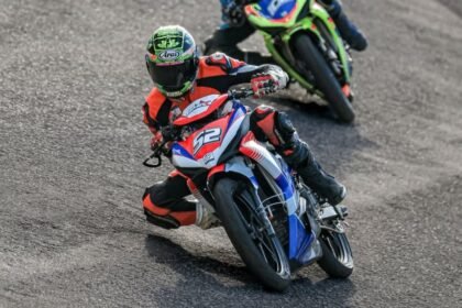 Dimas Juliatmoko juara Superpole Race di kelas Bebek 4T 150cc TU Terbuka pada SCR Final Round 2025. Kemenangan ini semakin memperkuat posisinya di dunia balap Indonesia.