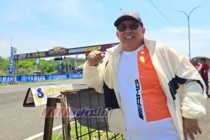 Owner VP Logistic, Om Adil, membagikan tips sederhana namun bermakna: hadapi masalah seberat apa pun dengan senyuman agar solusi lebih mudah ditemukan.