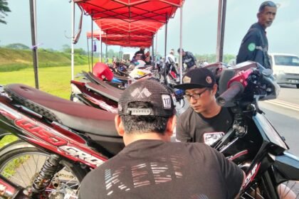 Tim mekanik Ental asal Salatiga siap bersaing di Java Drag Carnival Purbalingga pada kelas Bebek Nenek 4T 150 cc dengan persiapan matang.