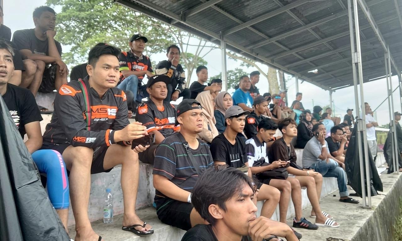Dukungan penuh dari tribun memotivasi pembalap muda Cianjur M Julio dan M Fajri tampil maksimal di Superchallenge Superprix 2026.