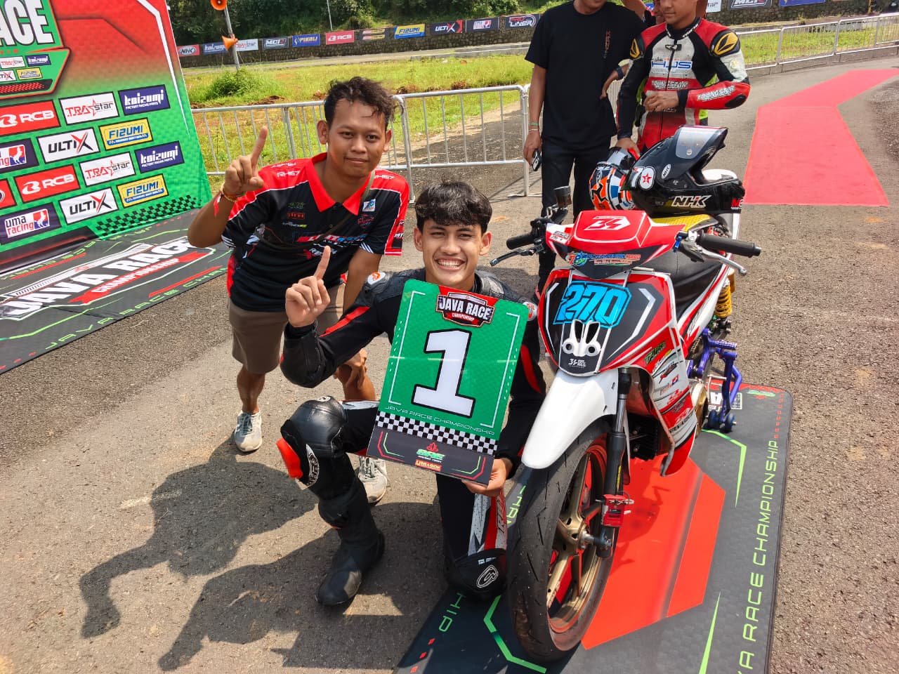 Syirat Sauqi pendatang baru kelas Expert langsung juara Bebek 2T 125 di Java Race Championship 2026 Mijen bersama tim No Limit.