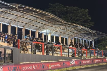 Race malam Superchallenge Superprix 2026 di Tasikmalaya dipadati penonton, fans luar kota ikut meramaikan lewat live streaming media sosial.