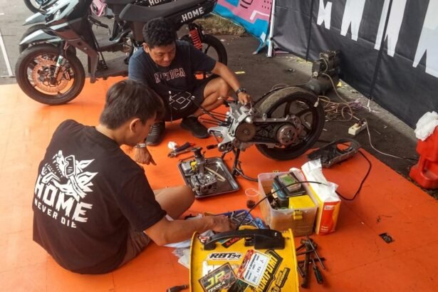 Tim mekanik M. Farhan menyiapkan racikan khusus yang membuat motor matic tampil tangguh di Superchallenge Superprix 2026 Bukit Peusar.