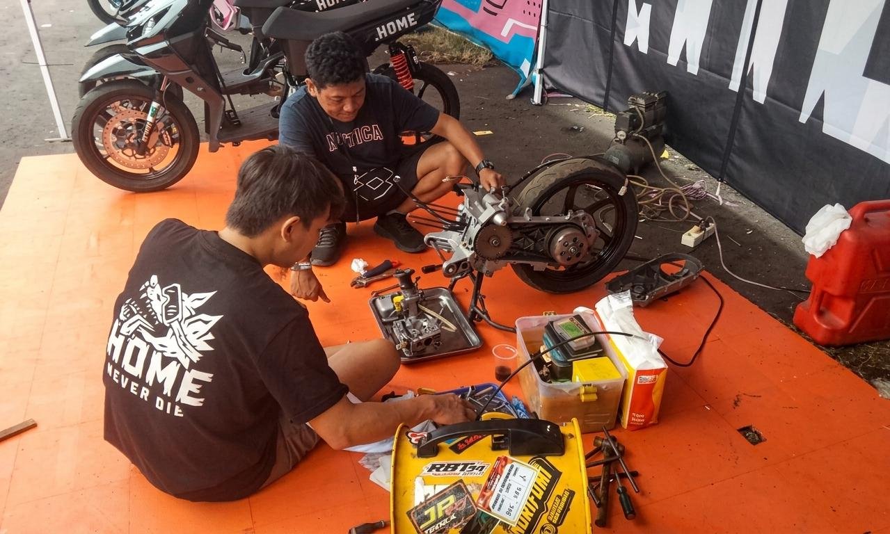 Tim mekanik M. Farhan menyiapkan racikan khusus yang membuat motor matic tampil tangguh di Superchallenge Superprix 2026 Bukit Peusar.