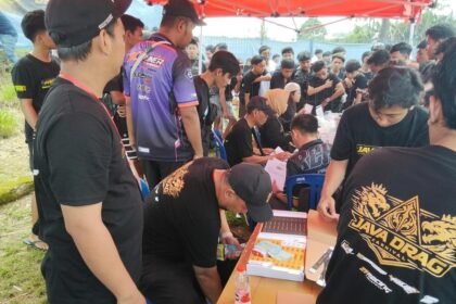 Java Drag Carnival Purbalingga diserbu ribuan penonton, tiket 1.000 lembar ludes terjual dan antrean panjang terjadi sejak pagi.