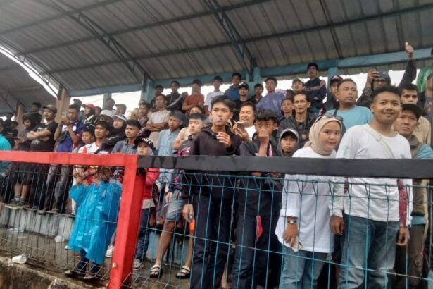 Ribuan penonton padati hari kedua Superprix 2026 Tasikmalaya meski hujan deras, menunjukkan antusiasme tinggi terhadap ajang balap nasional.