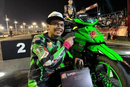 Alfi Husni kembali meraih kemenangan di Sprint Race Underbone 130 Super Prix 2026 Seri 2 Boyolali. Dominasi sejak QTT mengantarkan rider SAE Racing Team ini finis terdepan dengan performa impresif.