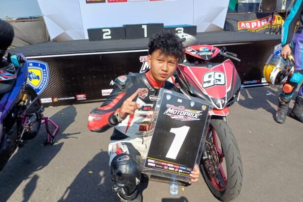 Chessy Meilandri dari No Limit sukses meraih kemenangan di Race 2 MP2 Novice Motoprix 2026 Seri 1 Surabaya dengan performa konsisten dan strategi matang.