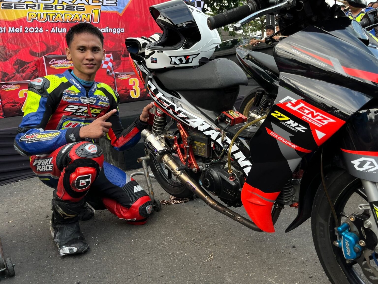 Syachreva Arman, pembalap pemula asal Purwokerto, berhasil meraih juara 1 kelas Ex MP2 Banyumas pada ajang Manahadap Road Race 2026 di Purbalingga bersama 27HZ Purwokerto dan Henz Racing.