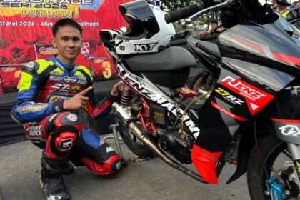 Syachreva Arman, pembalap pemula asal Purwokerto, berhasil meraih juara 1 kelas Ex MP2 Banyumas pada ajang Manahadap Road Race 2026 di Purbalingga bersama 27HZ Purwokerto dan Henz Racing.