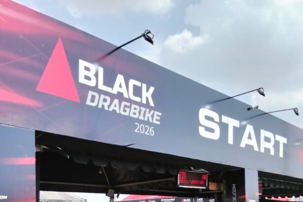 Black Dragbike 2026 Semarang berlangsung meriah dengan 22 kelas balapan dan ribuan penonton yang memadati arena, menghadirkan persaingan sengit penuh adrenalin.