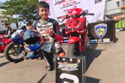 Anindya Baskoro sukses debut bersama No Limit di Race 2 MP3 Rookie Motoprix 2026 dengan meraih podium ketiga lewat strategi balap yang matang.