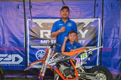 Muhammad Azriel Alsakha atau Sakha sukses raih podium di Kejurnas Motocross Seri 2 Karanganyar kelas SE50cc. Pembalap cilik asal Pasuruan ini bidik jejak M Zidan dan Jatnoko.
