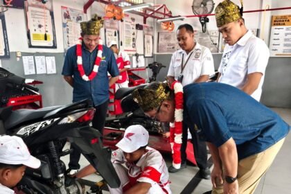 General Manager Corporate Communication AHM Ahmad Muhibbuddin (kanan) sedang berkunjung ke area bengkel Pos AHASS TEFA SMK Negeri 3 Mandau ditemani oleh Regional Head Riau PT Capella Dinamik Nusantara Harry Sutiono