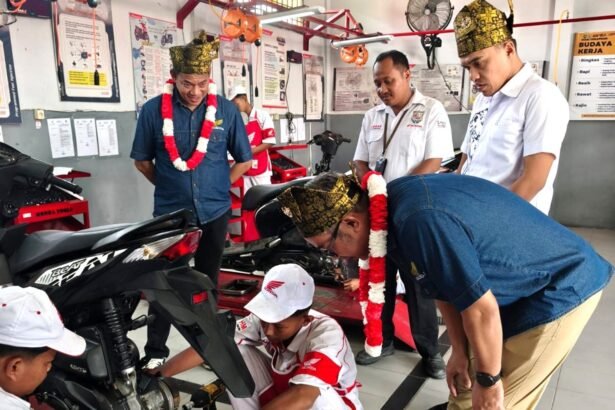 General Manager Corporate Communication AHM Ahmad Muhibbuddin (kanan) sedang berkunjung ke area bengkel Pos AHASS TEFA SMK Negeri 3 Mandau ditemani oleh Regional Head Riau PT Capella Dinamik Nusantara Harry Sutiono