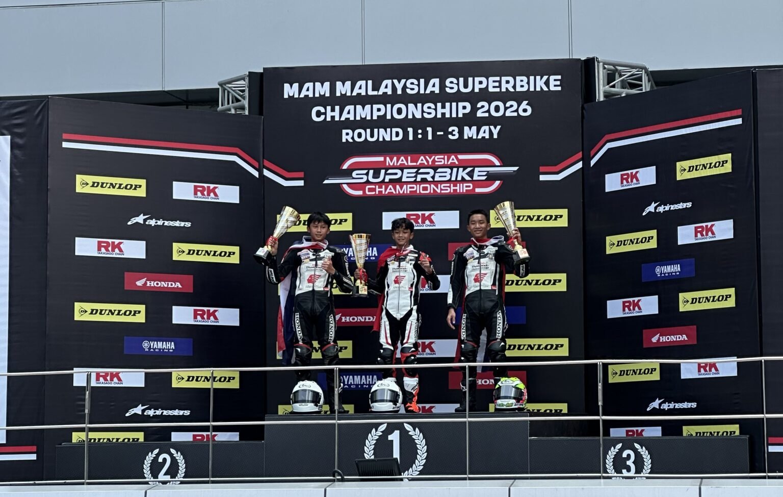 Abimanyu Bintang Fermadi (tengah) berhasil meraih podium pada race kedua ajang IHTTC 2026 (3/5) di Sepang International Circuit, Malaysia.