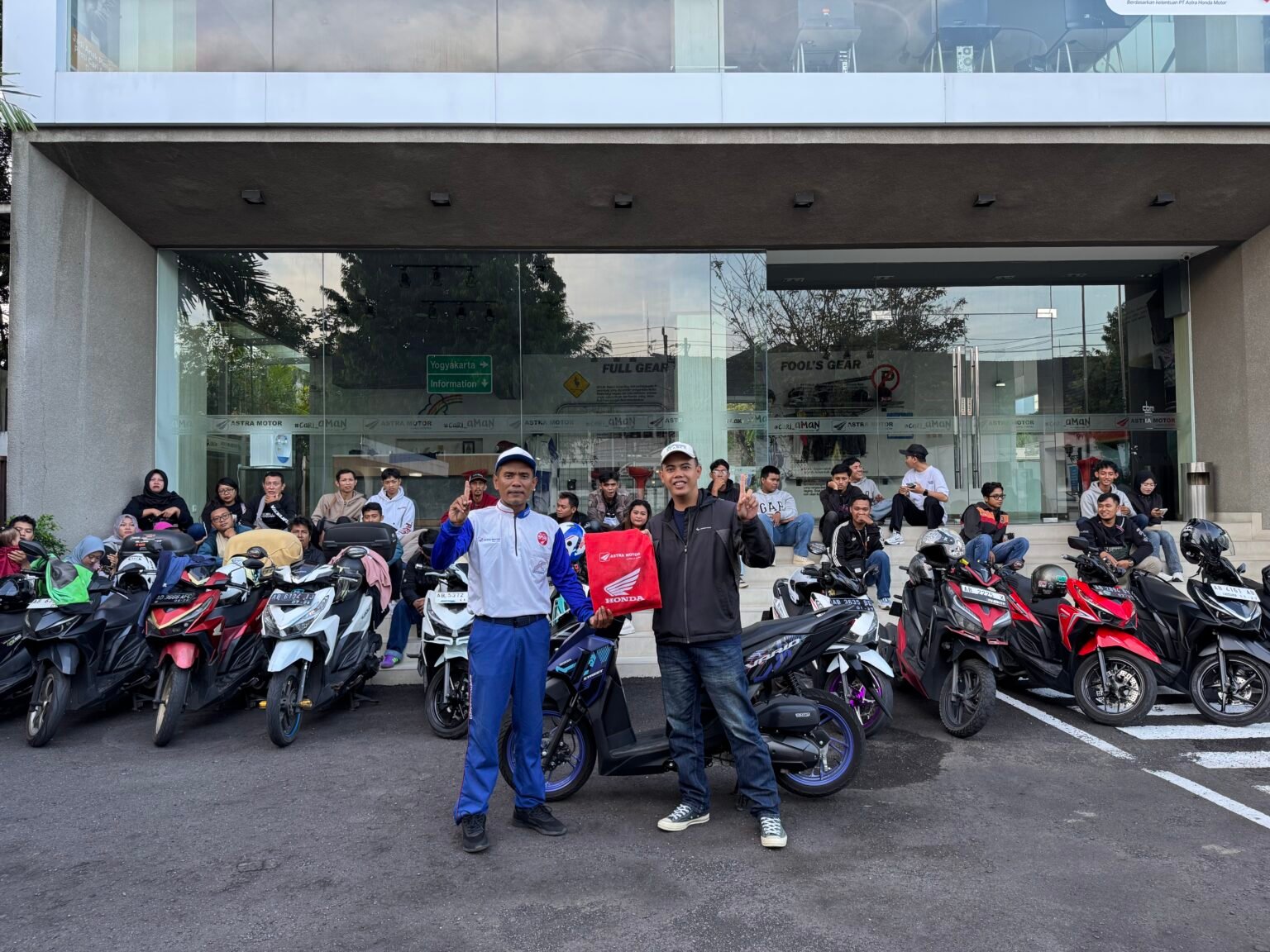 para Bikers Honda Community tetap menerapkan #Cari_Aman dalam berkendara sebelum menuju lokasi Laki Code 2026 di JEC. Edukasi berkendara dengan aman diberikan langsung oleh Instruktur Safety Riding Astra Motor Yogyakarta, Triyanto.