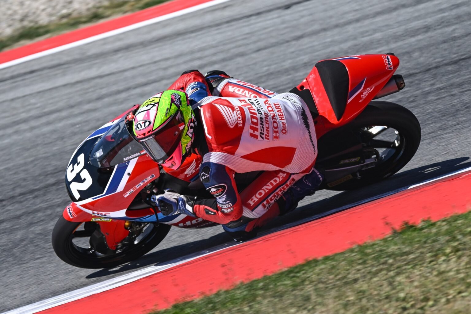 Muhammad Kiandra Ramadhipa mencetak debut impresif pada ajang Moto3 Junior World Championship 2026 di Circuit de Barcelona-Catalunya, Spanyol, Minggu (24/5). Pebalap asal Sleman, Yogyakarta tersebut sukses meraih posisi ketiga pada race 1 dan menutup akhir pekan debutnya dengan posisi keenam pada race 2. Raihan 26 poin dan menempati posisi kedua di klasemen menjadikannya sebagai pebalap Indonesia dengan debut terbaik di ajang yang sebelumnya bernama JuniorGP atau CEV Moto3.