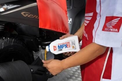 Menggunakan kompresor saat ganti oli motor Honda ternyata berisiko merusak mesin. Simak bahaya uap air, kotoran, dan cara aman ganti oli di AHASS.