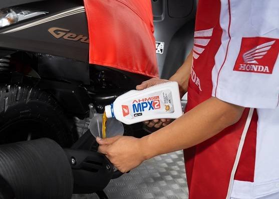 Menggunakan kompresor saat ganti oli motor Honda ternyata berisiko merusak mesin. Simak bahaya uap air, kotoran, dan cara aman ganti oli di AHASS.