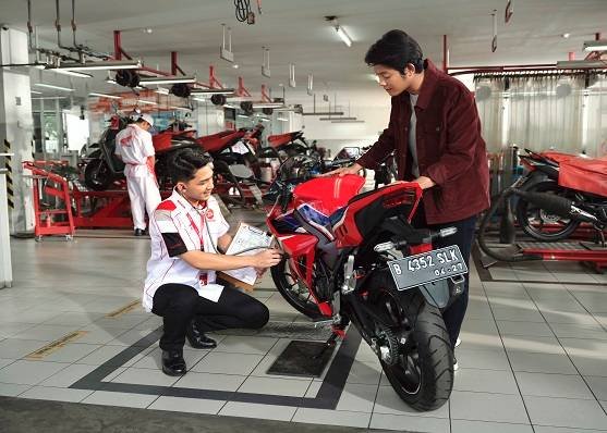 Servis rutin motor Honda memiliki banyak manfaat seperti menjaga performa, hemat BBM, hingga meningkatkan nilai jual. Simak 6 keuntungan perawatan berkala di AHASS.